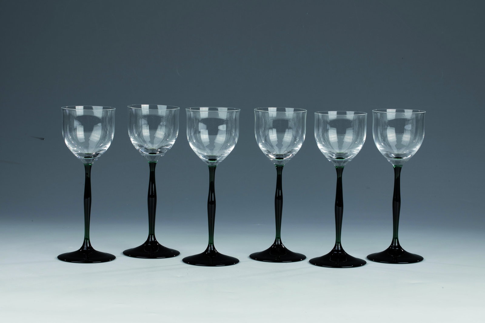 Six stem jars: Six stem jars Theresienthaler Krystallglasfabrik, 1970 foot and shaft made of dark green glass. Optically blown cuppa made of colourless glass. h. 17 cm. Series 1565 - Lit.: K.-W. Warthorst: Die