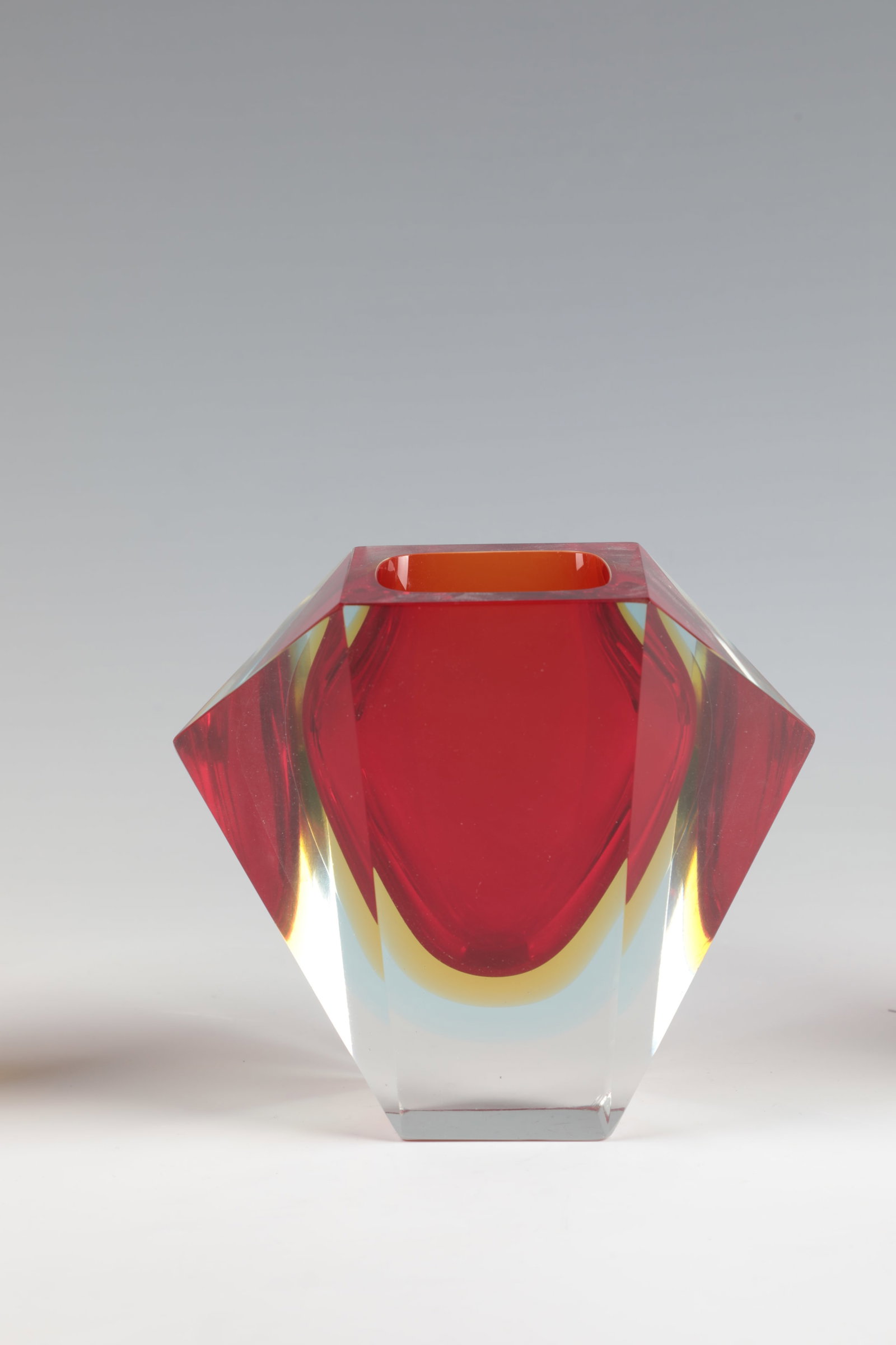 Vase ''Sommerso'': Vase ''Sommerso'' Murano, 1950-1960s Colourless glass, multi-coloured underlay. Fabricated wall. H. 13.2 cm. Vase ''Sommerso'' Murano, 1950-1960er Jahre Farbloses Glas, mehrfarbig unterfangen.
