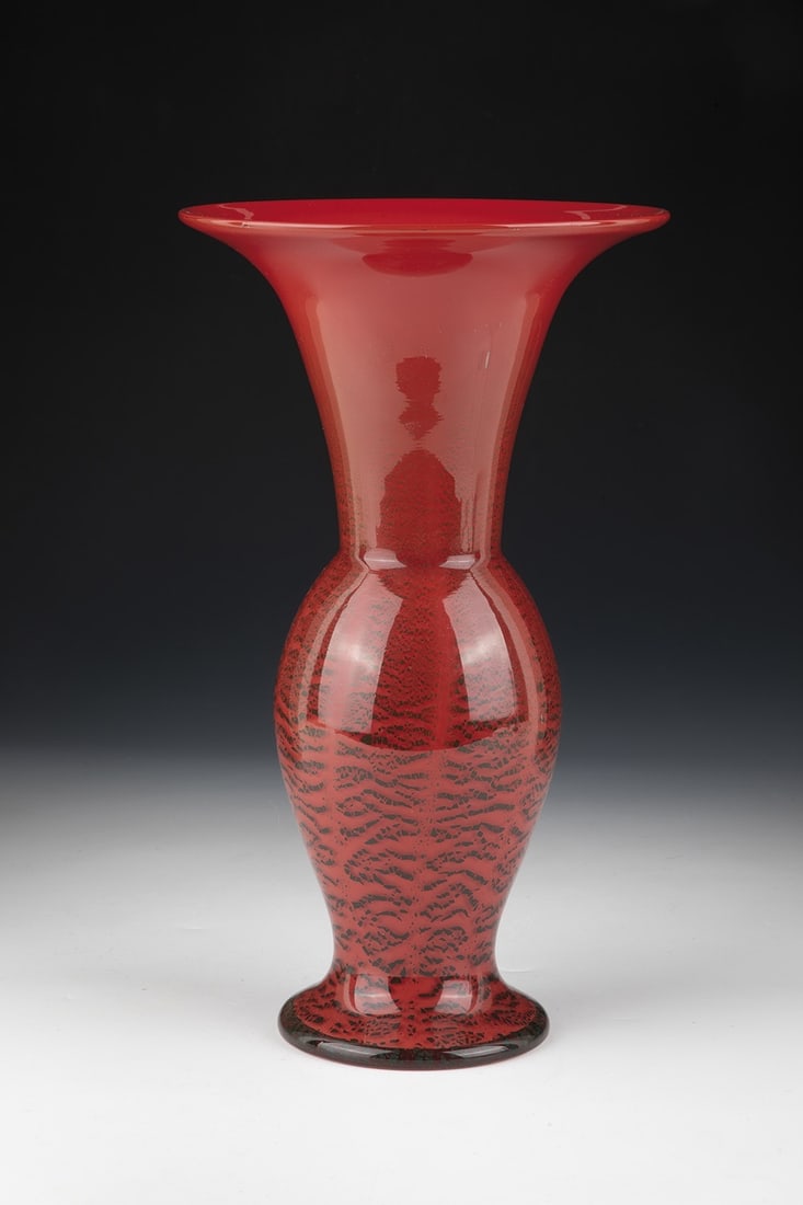 Baluster vase: Baluster vase WMF, Geislingen, 1930/35 Colourless glass with underlay in red. Greenish-brown colour melting between the layers with crackle formation. H. 30.5 cm. Balustervase WMF, Geislingen,