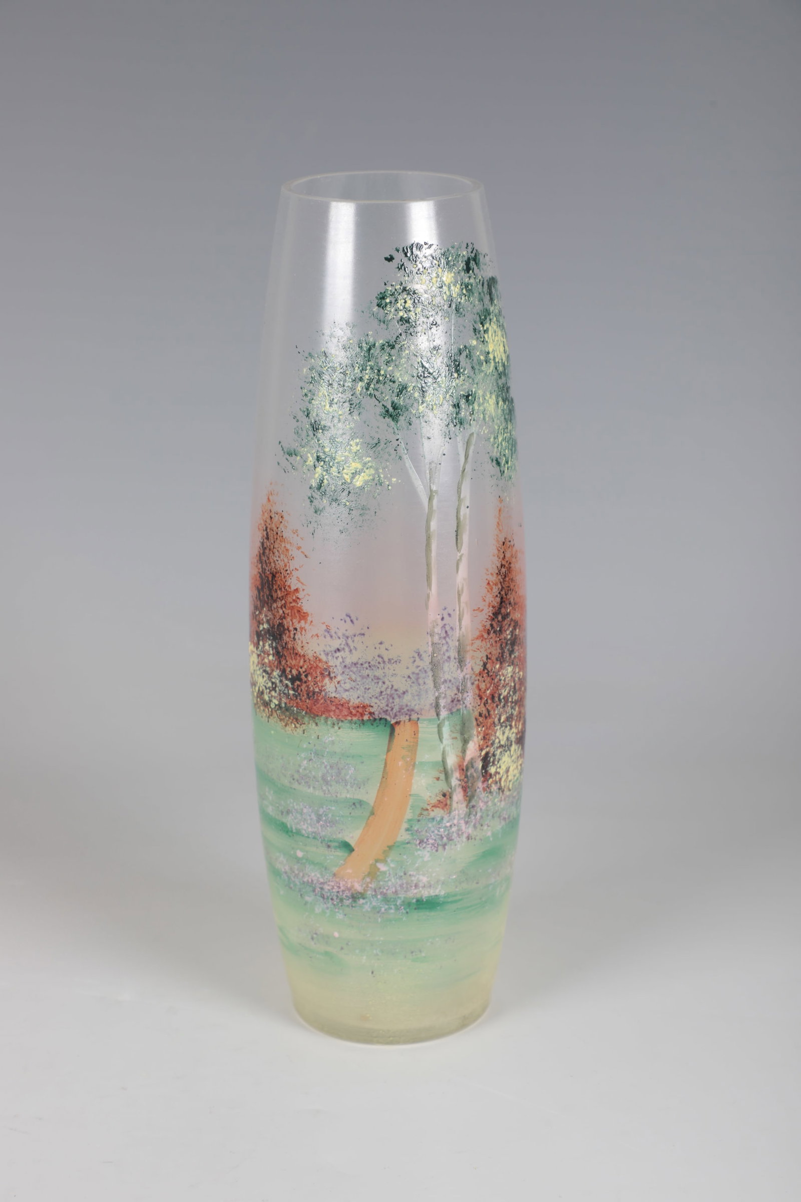 Vase: Vase 20th Century Colorless Glass. Circumferential décor painted from transparent and opaque enamel paints: meadow and tree landscape. H. 25 cm Vase 20. Jahrhundert Farbloses Glas. Umlaufender,