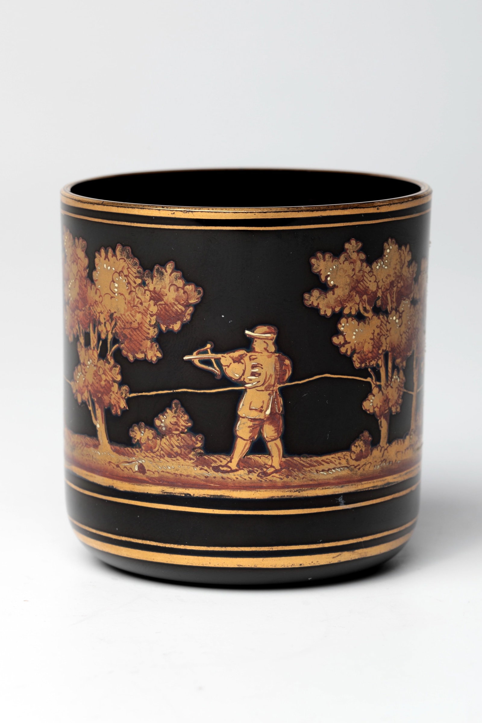 Hunting Mug: Hunting mug E. 19th century, violet glass. On the cylindrical wall, surrounded by gold and enamel paintings, a hunting scene in a tree-lined landscape: a herding dog chases a roebuck towards a hunter 