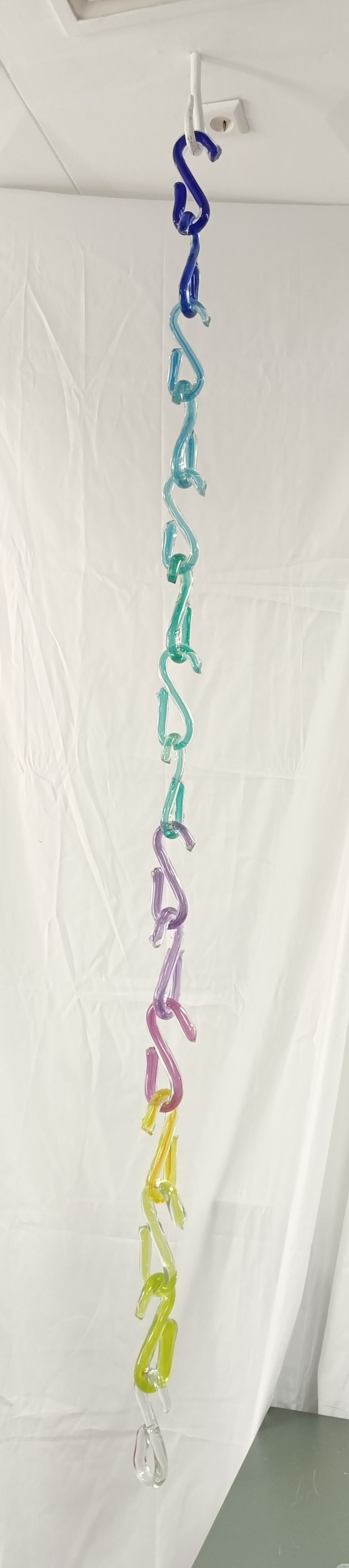 Glass Hook Chain: Glass hook necklace Nicolas Morin, 2006 Colourless glass with different coloured inclusions. 15 freely configurable chain links. 1x signed: 'Nicolas Morin 2006'; 1x 'Nicolas Morin 9064 chaine Arc en