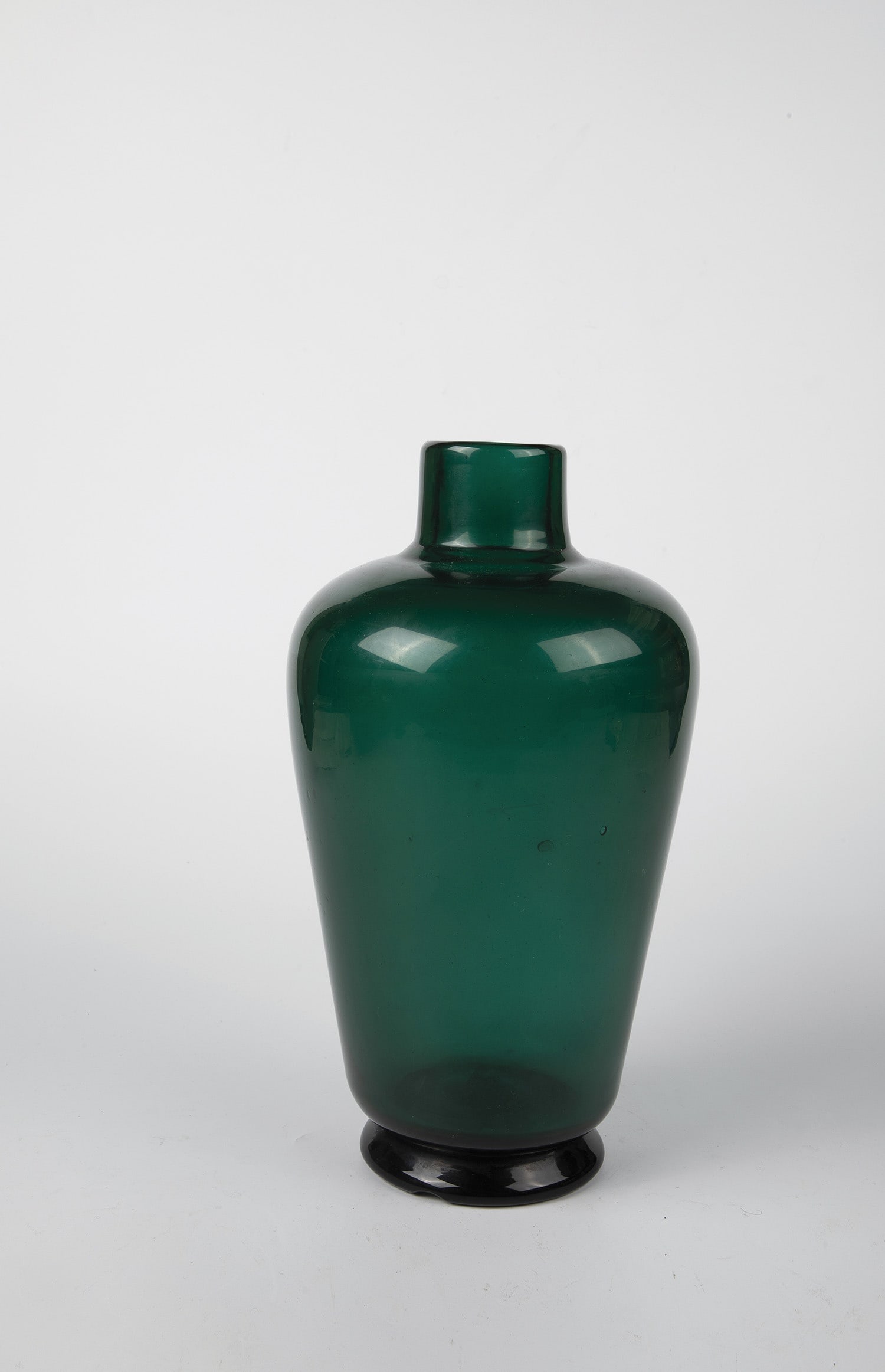 Lamp base: Lamp base Seguso Vetri d'Arte, Murano, c. 1935 Thick-walled, emerald green glass. H. 30 cm. Lampenfuß Seguso Vetri d'Arte, Murano, um 1935 Dickwandiges, smaragdgrünes Glas. H. 30 cm.
