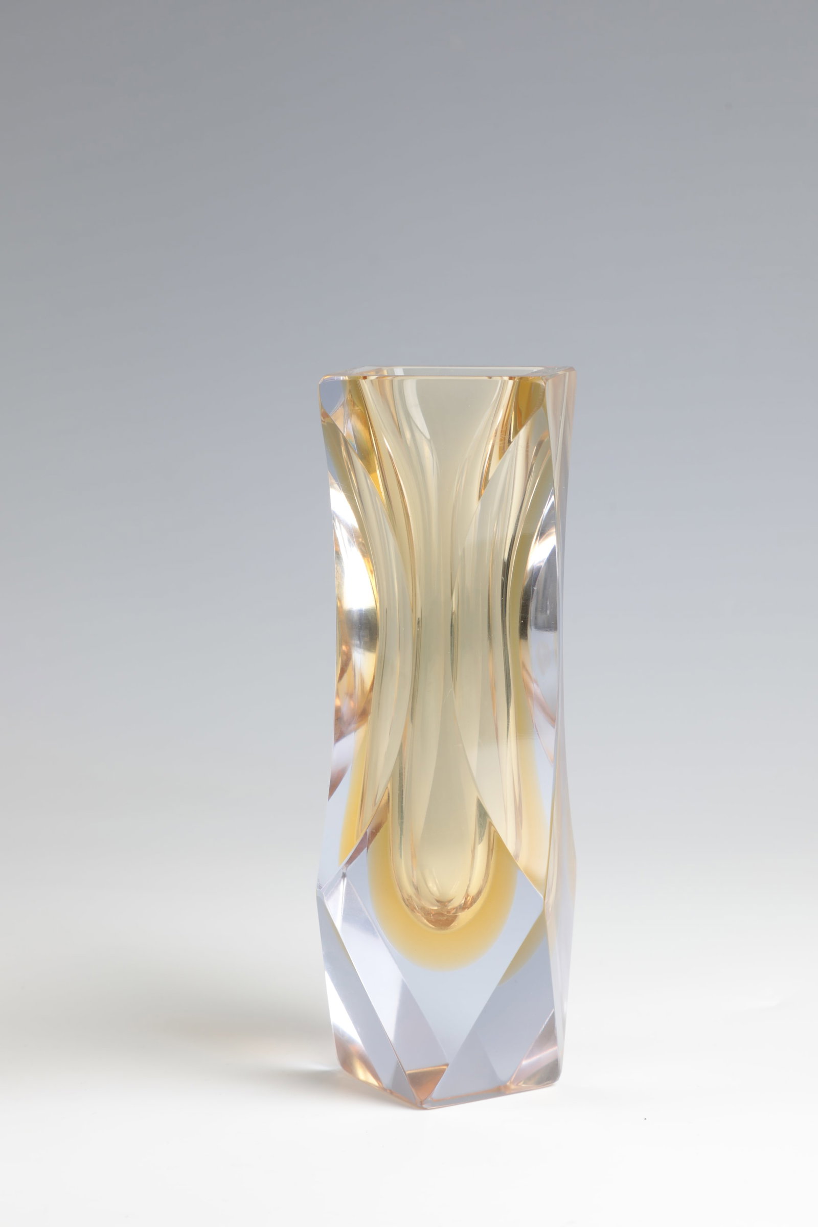 Vase ''Sommerso'': Vase ''Sommerso'' Murano, 1950-1960s Colorless glass, light yellow underlay. Fabricated wall. H. 18.2 cm. Vase ''Sommerso'' Murano, 1950-1960er Jahre Farbloses Glas, hellgelb unterfangen. Faccetierte