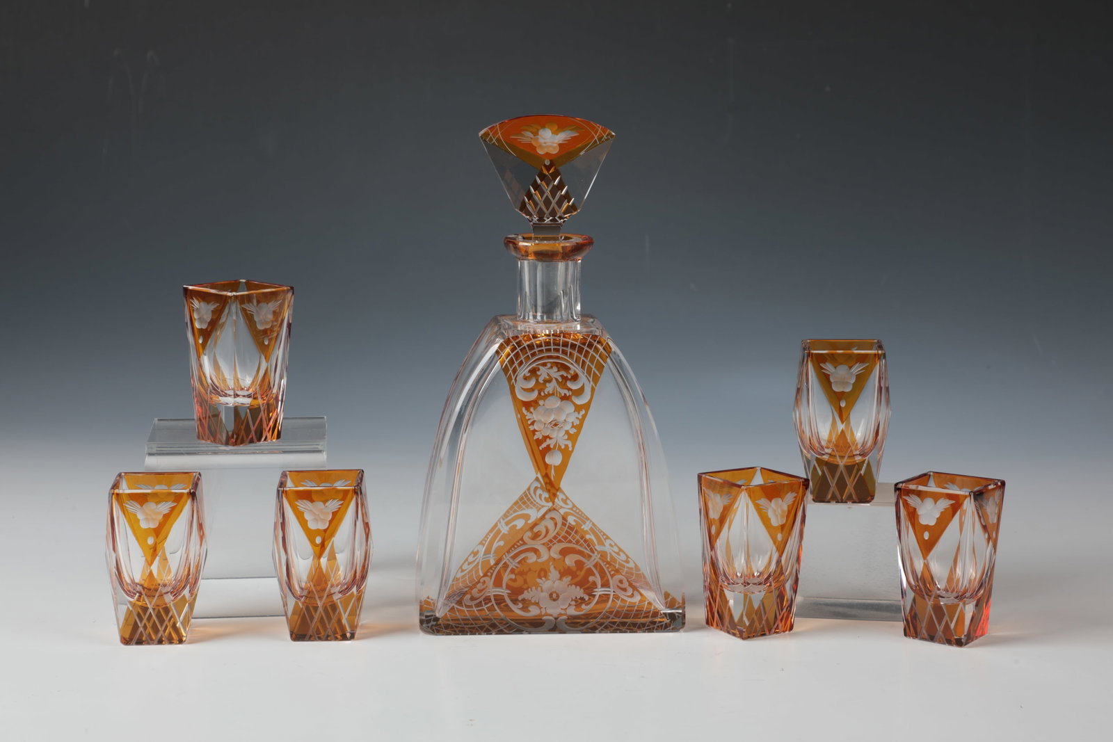 7-piece liqueur service: 7-piece liqueur service Glasfachschule Haida (attributed), around 1925 Consisting of: carafe with stopper and six stampers. Colourless glass with yellow slayer, partly blown cut and engraving. Decor: