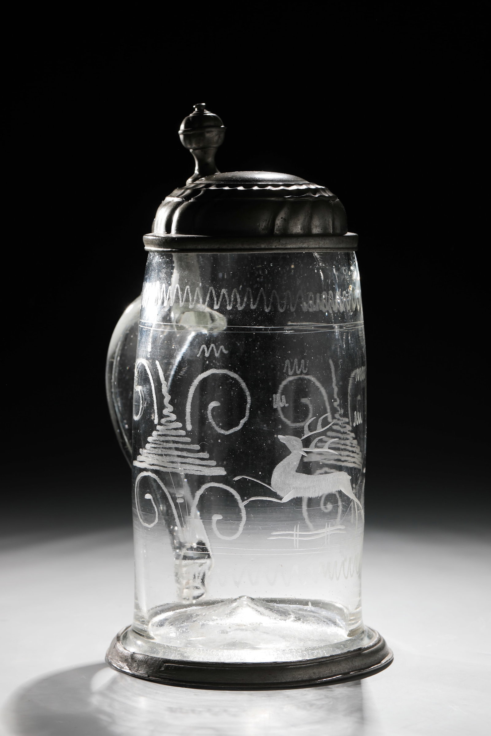 Roller jug with deer: Roller jug with stag Thuringia, 18th century. Colourless glass with tear-off. Stand with slightly raised bottom and pewter ring. Decoration slipped on the front on the slightly barrel-shaped wall: jum