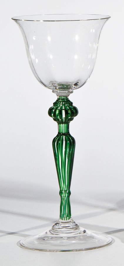 Weinglas: Weinglas Alexander Pfohl (Entwurf), Josephinenhütte, Schreiberhau, um 1912 Farbloses Glas. Optisch geblasene, glockenförmige Kuppa. Balusterschaft und Nodus mit parallel eingeschmolzenen, grasgrüne