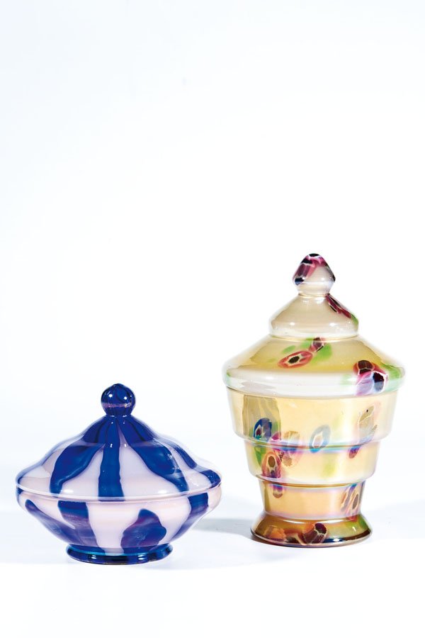 Zwei Deckeldosen: Zwei Deckeldosen Wilhelm Kralik Sohn, Eleonorenhain, um 1930 Farbloses Glas mit rosa- bzw- gelbstichigen Opalunterfängen und strahlenförmigen, blauen bzw. bunten, murrineartigen Einschmelzungen, lü