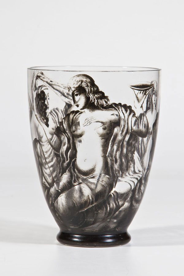 Vase mit weiblichen Halbakten: Vase mit weiblichen Halbakten Ena Rottenberg (Entwurf & Ausführung), J. & L. Lobmeyr, Wien, um 1925 Farbloses Glas mit Schwarzlotmalerei. Dekor: drei weibliche Halbakte. H. 13,5 cm Lit.: T. Bröhan,