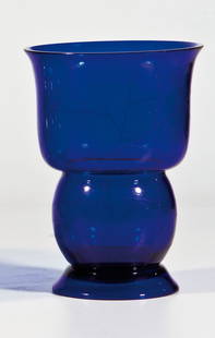 Signierte Vase mit Diamantriss: Signierte Vase mit Diamantriss Hilda Jesser, Wiener Werkstätte, um 1920 Kobaltblaues, eingeschnürtes Glas mit stilisierten Blütenzweigen in Diamantriss-Technik. Auf Unterseite des ausgestellten Sta