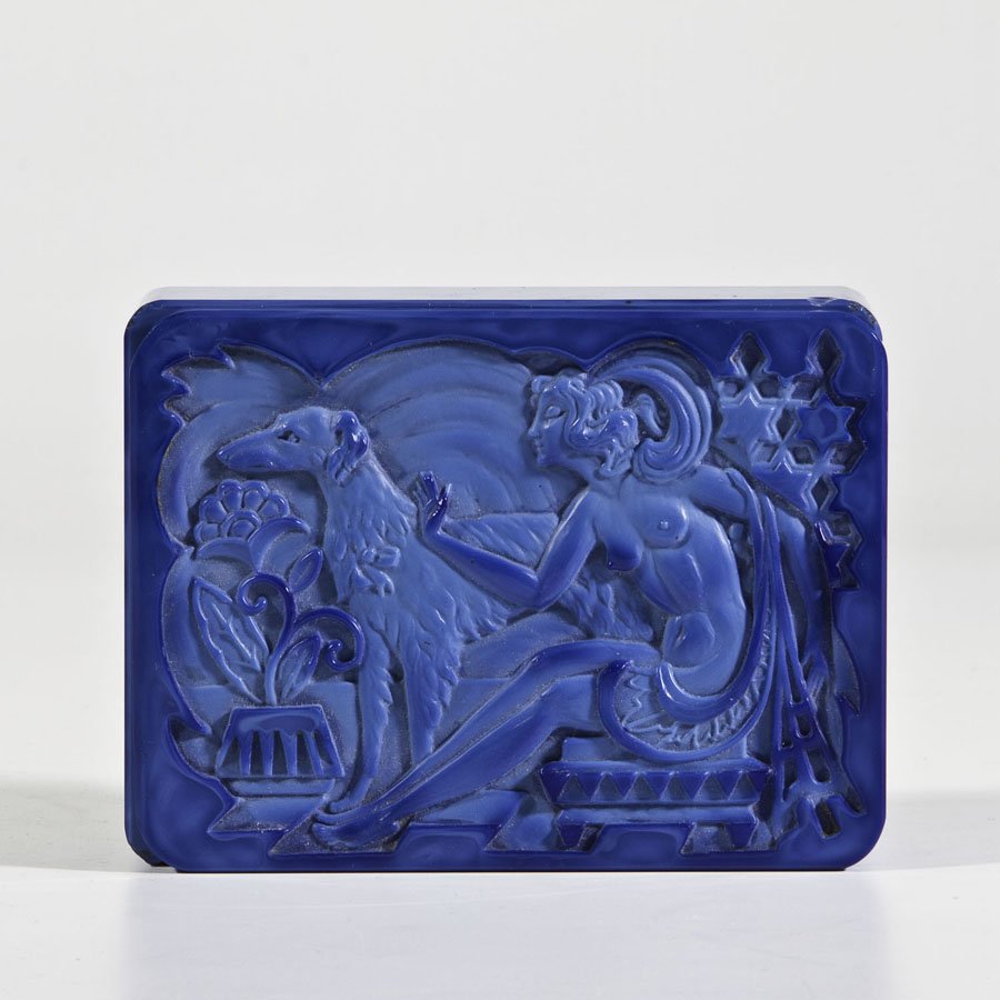 Deckeldose: Deckeldose Curt Schlevogt, Gablonz, 30er Jahre In opalisierendem Blau marmoriertes Glas, formgepreßt, durch Schliff und Politur nachveredelt. Auf dem Deckel Reliefdekor: weiblicher Halbakt mit Windsp