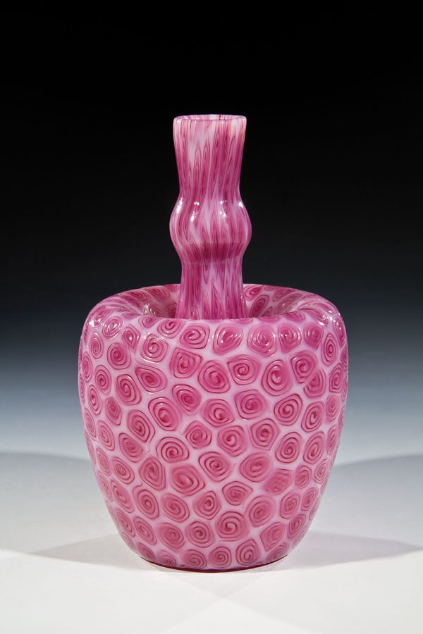 Enghalsvase ''A spirale'': Enghalsvase ''A spirale'' Ermanno Toso (Entwurf), Fratelli Toso, Murano, um 1950 - 1955 Farbloses Glas mit eingeschmolzenen spiralförmigen Murrine in Rot und Blaßrosa. H. 20,5 cm