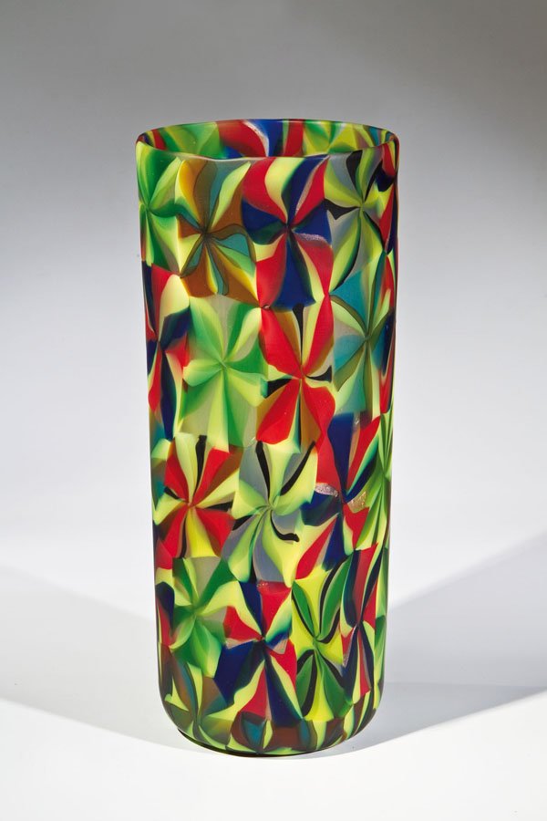 Vase ''Stellato'': Vase ''Stellato'' Pollio Perelda (Entwurf), Fratelli Toso, Murano, um 1955 Farbloses Glas mit dicht eingeschmolzenen mehrfarbigen großen Murrine 'Stellato'. Innen- und Außenwandung säuremattiert. O