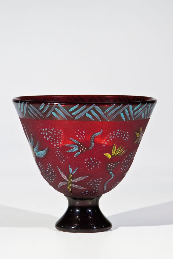 Fußvase: Fußvase Ulrica Hydman - Vallien (Entwurf), für Kosta Boda Orangebraunes Glas, die farblose Überfangschicht mit violetter Pulvereinschmelzung. Umlaufend reliefiert geätzter und bunt bemalter Dekor.