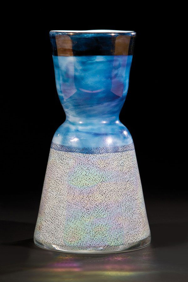 Vase: Vase Ivana Masitova, 1990 Farbloses Glas, mit weißem Opal unterfangen. Abstrakte Malerei in Bunten Lüsterfarben. Unter dem Boden in Diamantriß bez.: MASITOVA '90. H. 24 cm
