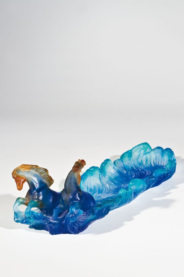 Zierschale mit Pferden: Zierschale mit Pferden Daum France, um 1980 Pâte de verre in Farblos, Blau, Türkis und Bernstein, formgeschmolzen. In Gravur bez. Daum France. L. 29 cm