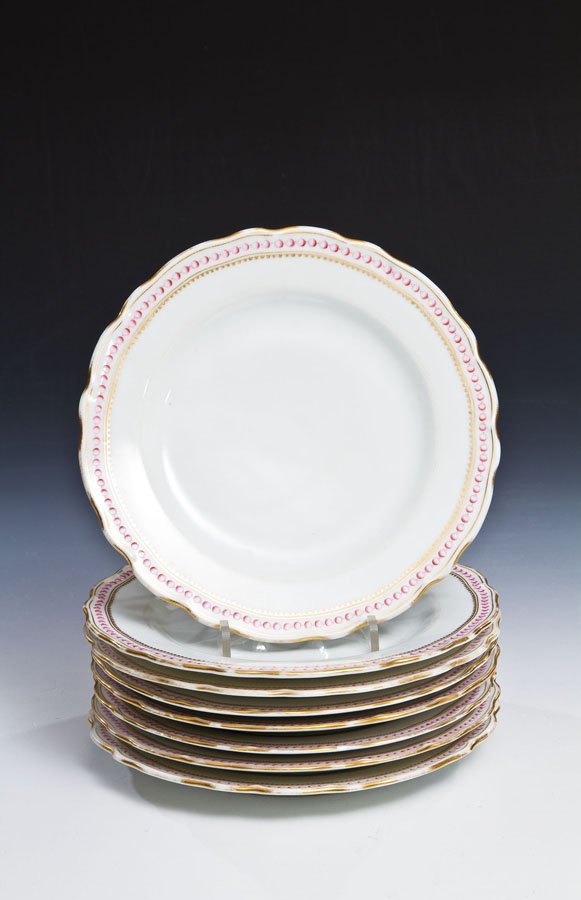 Satz von acht Tellern: Satz von acht Tellern St. Petersburg, Porzellanmanufaktur Kornilow, um 1900 Porzellan. Die gewellte Fahne verziert mit umlaufender Perlbordüre in Rot und goldener Perlreihe. Vergoldete Ränder teils