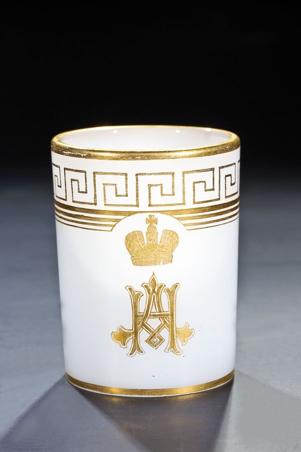 Becher mit dem Monogramm von Nikolaus II.: Becher mit dem Monogramm von Nikolaus II. Alexandrowitsch Russland, Ende 19. Jh. A milk glass beaker with the Imperial initials "NA" (Nicholas II Alexandrovitch) in Cyrillic. St. Petersburg, Imperial