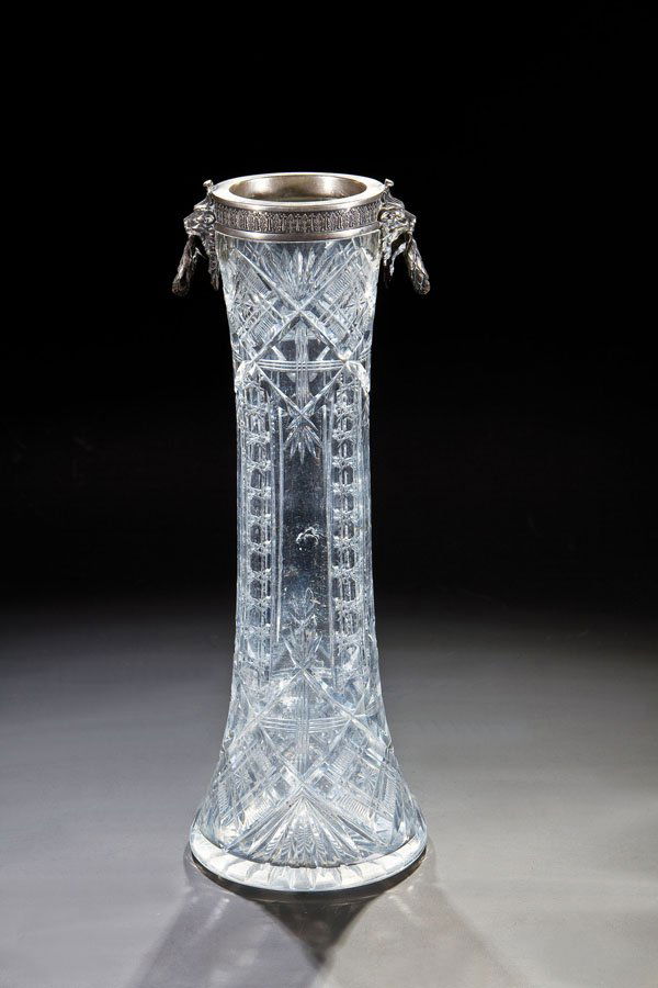 Große Vase mit Silbermontierung: Große Vase mit Silbermontierung Moskau, 1908-1917 A silver-mounted cut-glass vase. Of slightly spreading cylindrical form, on a circular base. The colourless glass body cut with star and diamond patt