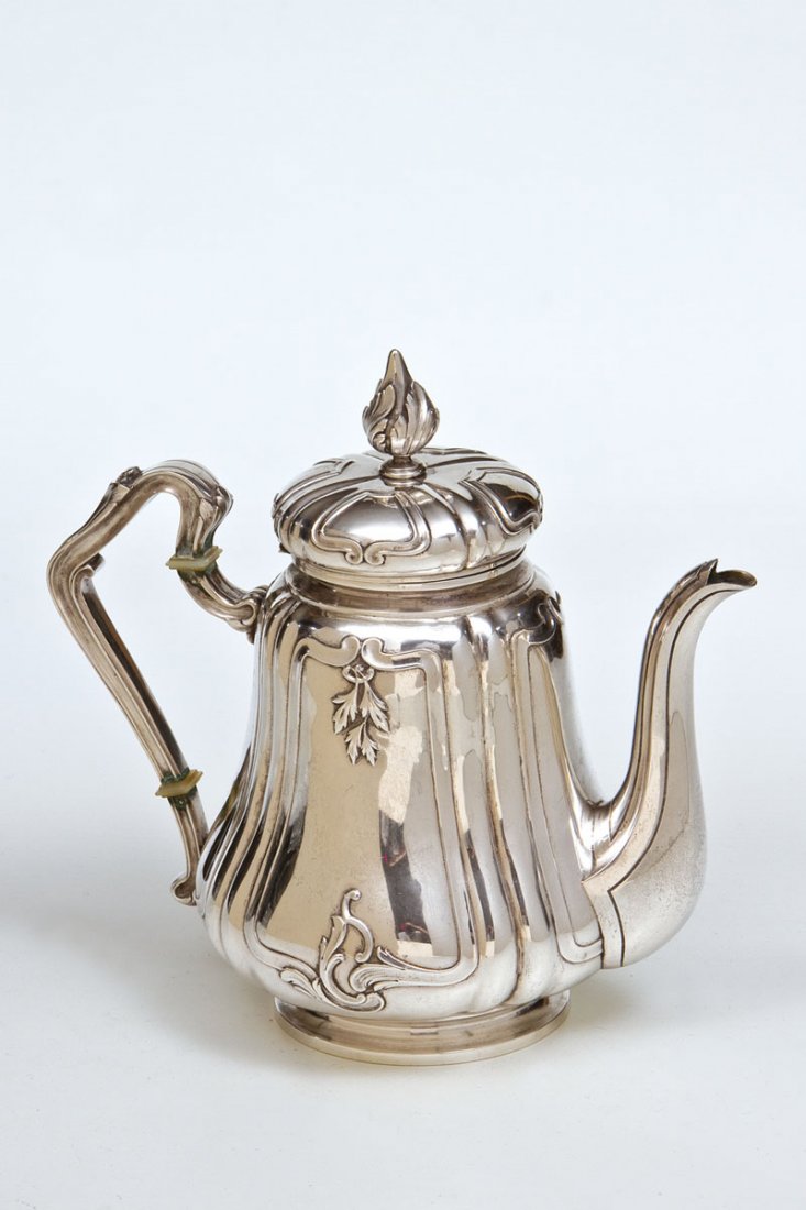 Fabergé-Kaffeekanne: Fabergé-Kaffeekanne Moskau, Karl Fabergé, 1896-1908 A Fabergé silver coffee pot on circular base. The body and the handle with chased floral decoration. The domed cover with baluster finial. Marked