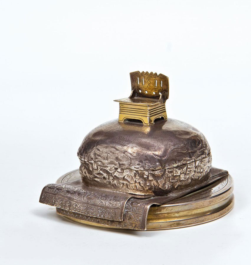 Trompe l'oeil-Salzgefäß: Trompe l'oeil-Salzgefäß St. Petersburg, 1864 A trompe l'oeil silver parcel-gilt salt cellar. Formed as a loaf of bread, chased and engraved with a hinged cover. On an engraved cloth set on a shaped