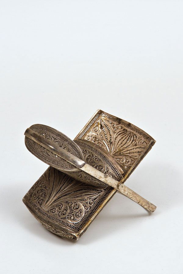 Filigran-Zigarettenetui: Filigran-Zigarettenetui Moskau, Iwan Chlebnikow, 1882 A silver filigree cigarette case. Rectangular, each side with floral, scroll and lattice-work filigree decoration. Marked with city hallmark, assa