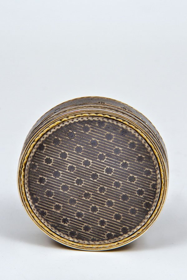 Feine Niello-Schnupftabakdose: Feine Niello-Schnupftabakdose Veliki Ustiug, 1790 A fine silver-gilt and niello snuffbox of circular form. The cover and the body decorated with flowers on stripped ground. Marked inside cover with ci