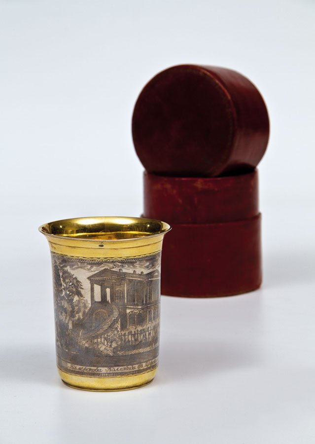 Bedeutender Becher mit Ansicht des Katharinenpalastes: Bedeutender Becher mit Ansicht des Katharinenpalastes in Zarskoje Selo Wologda, 1842 An important silver-gilt and niello beaker with a view of the Catherine Palace in Tsarskoye Selo. The surface finel