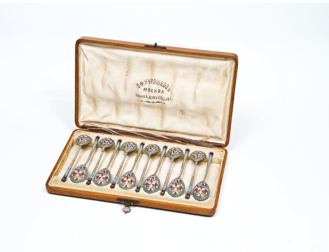 Set von zwölf Cloisonné-Email-Löffeln im Originaletui: Set von zwölf Cloisonné-Email-Löffeln im Originaletui Moskau, 1896-1908 A set of twelve silver-gilt and cloisonné enamel spoons. With spiral twist stems and knop finials. Each of the bowls with a