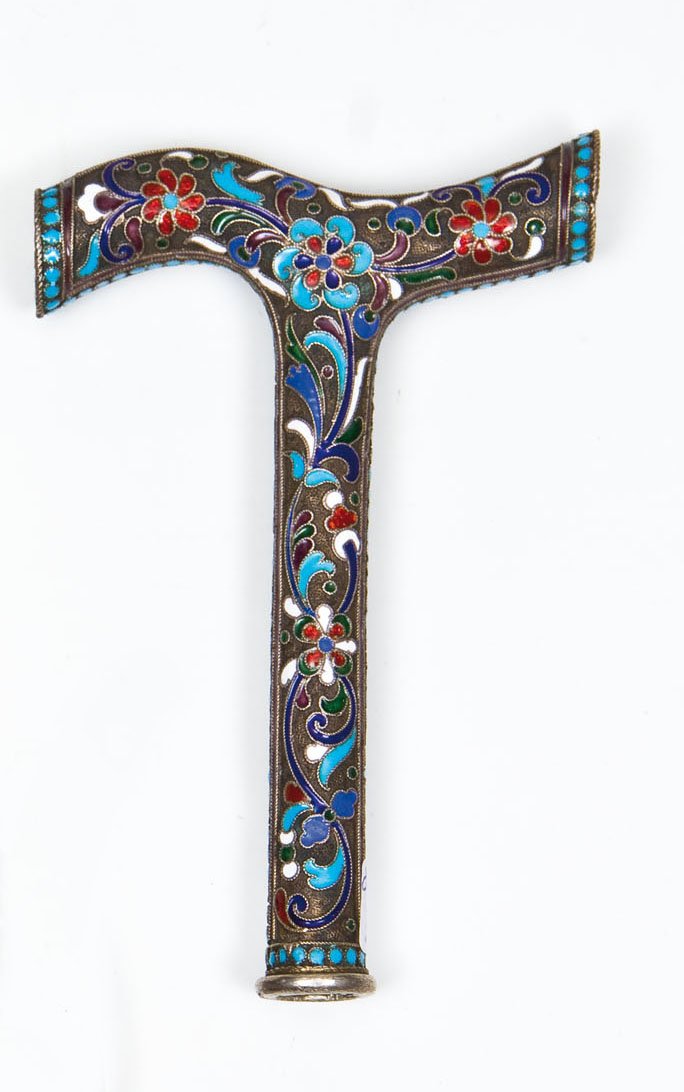 Cloisonné-Email-Schirmgriff: Cloisonné-Email-Schirmgriff Moskau, wohl Gustav Klingert, 1908-1917 A silver and cloisonné enamel handle decorated with scrolling foliage on stippled ground in blue, white, green, red and turquoise