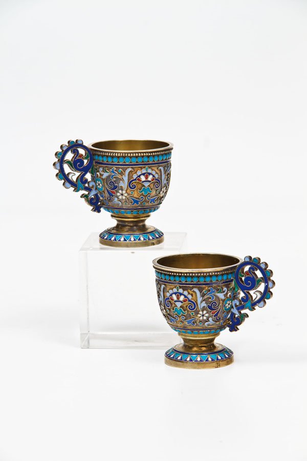 Paar Cloisonné-Email-Tscharki: Paar Cloisonné-Email-Tscharki Moskau, Iwan Saltikow, 1890 A pair of silver-gilt and cloisonné enamel tcharki. The body decorated with scrolling foliage, pellet borders and geometric friezes in blue,