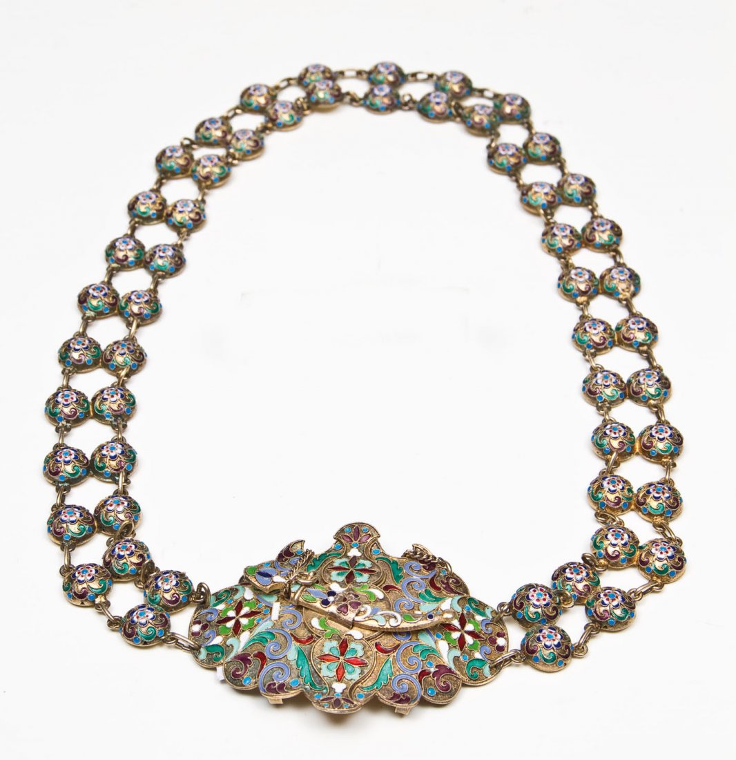 Cloisonné-Email-Gürtel: Cloisonné-Email-Gürtel St. Petersburg, Grigorij Pankratym, 1908-1917 A silver-gilt and cloisonné enamel belt. Each circular link with polychrome shaded enamel flowers in shades of blue, green and w