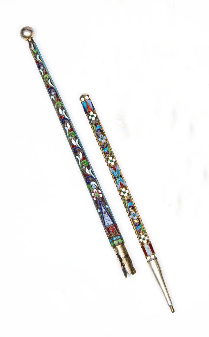Zweiteiliges Cloisonné-Email-Schreibset: Zweiteiliges Cloisonné-Email-Schreibset St. Petersburg, Grigorij Pankratym, 1908-1917 A two-piece silver-gilt and cloisonné enamel writing set. Comprising a propelling pencil and a dip-pen. Decorate