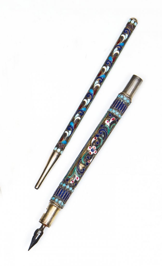 Zweiteiliges Cloisonné-Email-Schreibset: Zweiteiliges Cloisonné-Email-Schreibset Moskau, u.a. Nikolaj Zwerew, 1908-1917 A two-piece silver-gilt and cloisonné enamel writing set comprising a pencil and a dip-pen decorated in traditional col