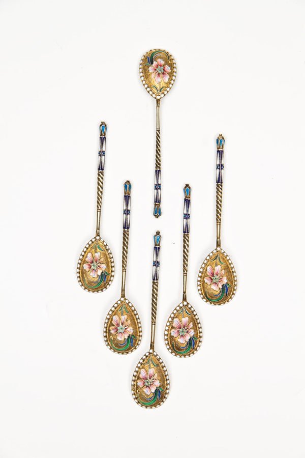Sechs Cloisonné-Email-Löffel: Sechs Cloisonné-Email-Löffel Moskau, Wasili Agafonow, 1896-1908 A set of six silver-gilt and cloisonné enamel spoons. The drop-shaped bowls with white bead borders, each decorated with a shaded ena