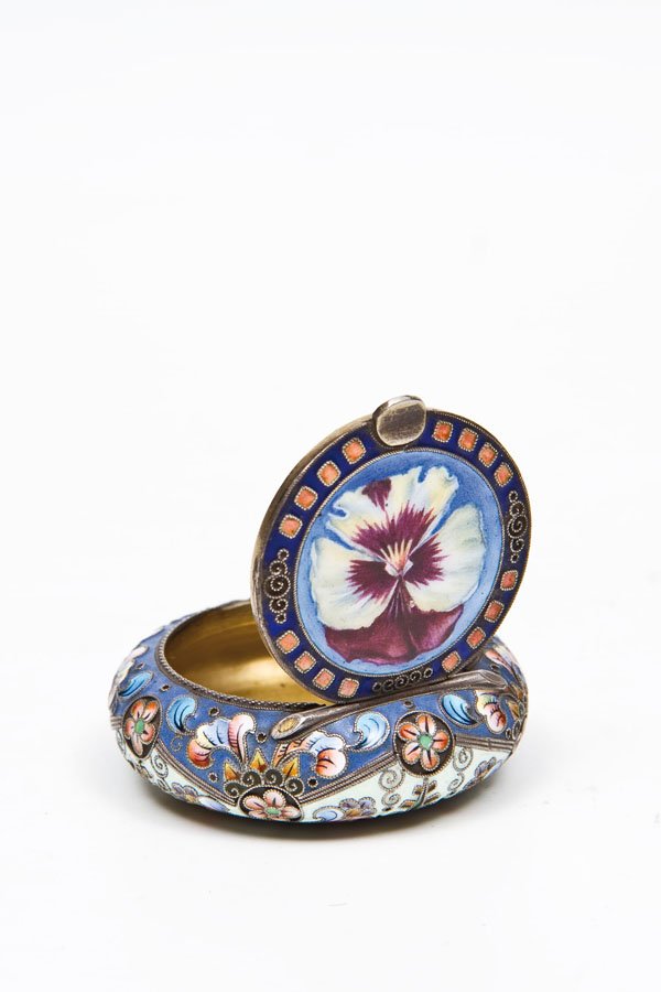 Cloisonné-Email-Pillendose: Cloisonné-Email-Pillendose Moskau, 6. Artel, 1908-1917 A silver-gilt and cloisonné enamel pill box. Of circular cushion form, decorated with flowers in polychrome shaded enamels and small triangular