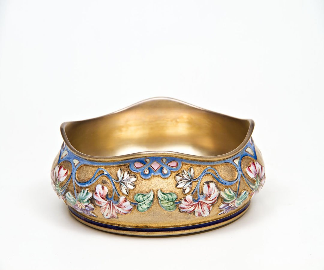 Cloisonné-Email-Schale: Cloisonné-Email-Schale Moskau, Nikolaj Wassiljewitsch Nemirow-Kolodkin, 1896-1908 A silver-gilt and shaded enamel bowl. Circular form. The surface decorated with scrolling flowers in polychrome shade