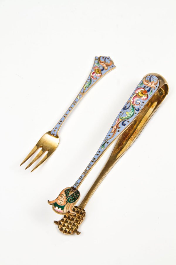 Cloisonné-Email-Zuckerzange und -gabel: Cloisonné-Email-Zuckerzange und -gabel Moskau, Fedor Rückert, 1896-1908 A silver-gilt and cloisonné enamel fork and a pair of sugar tongs. Decorated with scrolling foliage in shaded polychrome enam