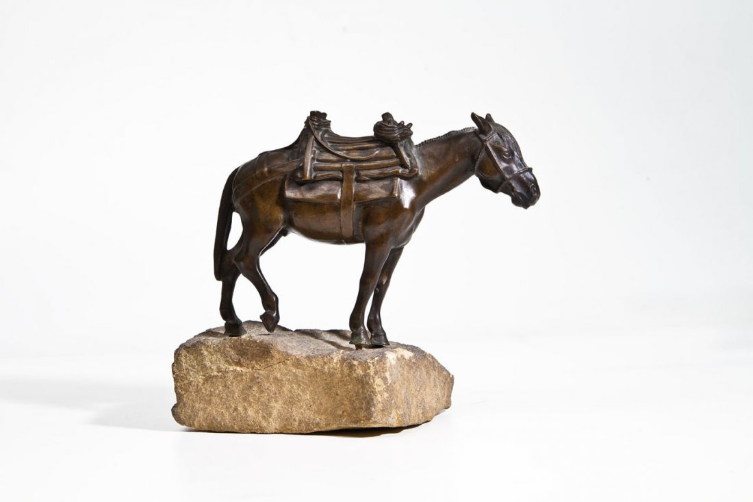 Gesatteltes Pferd: Gesatteltes Pferd wohl Russland, Ende 19. Jh. Bronze, braun patiniert. Auf unregelmäßigem Steinsockel. L. 23 cm, H. 15 cm (ohne Sockel) A bronze figure of a horse with saddle. On a stone base. Proba