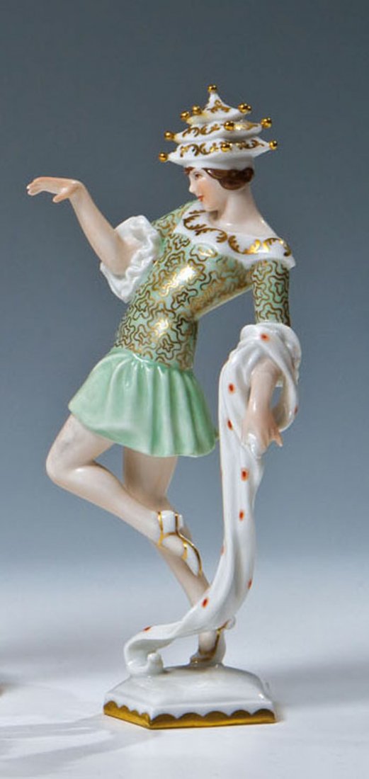 Prinzessin der Teeblüte (Tilly Losch): Prinzessin der Teeblüte (Tilly Losch) M. Szendrö-Jaksch (Entwurf) , Augarten, Wien, 1927 Fünfkantsockel. Staffiert in Gold und polychromer Aufglasurmalerei. Zwei Goldperlen der Kopfbedeckung gekleb