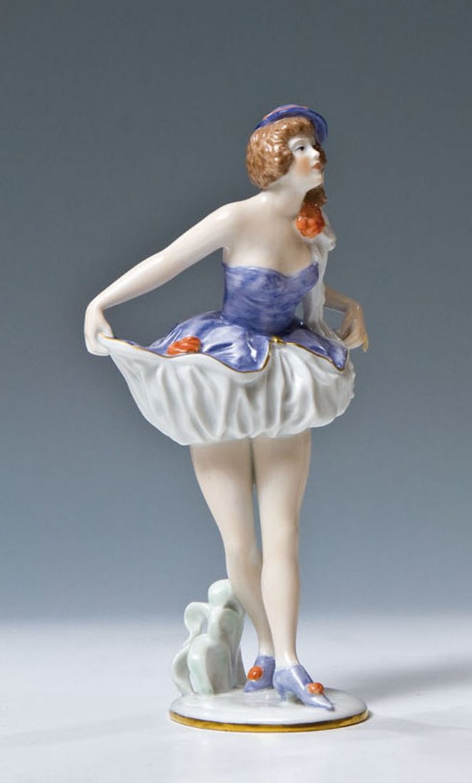 Schäferin: Schäferin Dorothea Charol (Entwurf), Rosenthal, um 1924 Ovaler Stützsockel. Sparsam staffiert in Gold und bunter Aufglasurmalerei. Linke Hand rest.. Sockeloberseite bez.: D. CHAROL (geritzt). Unterg