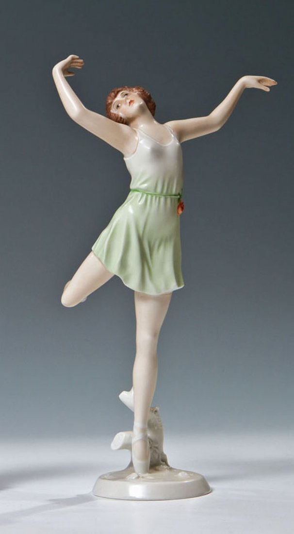 Frühling: Frühling Dorothea Charol (Entwurf), Rosenthal, um 1926 Runder Baumstützsockel. Staffiert in polychromer Aufglasurbemalung. Auf Sockeloberseite und Unterseite bez.: D. CHAROL (geritzt). Unterglasurgr