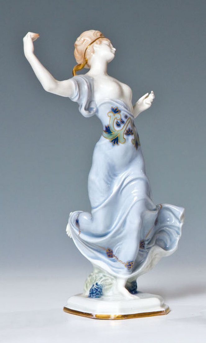 Griechische Tänzerin: Griechische Tänzerin Ferdinand Liebermann (Entwurf) 1912, Rosenthal (Ausführung) um 1920 Auf mehreckigem, profiliertem Sockel in voranschreitender, tänzerischer Pose, in der rechten Hand eine Kasta