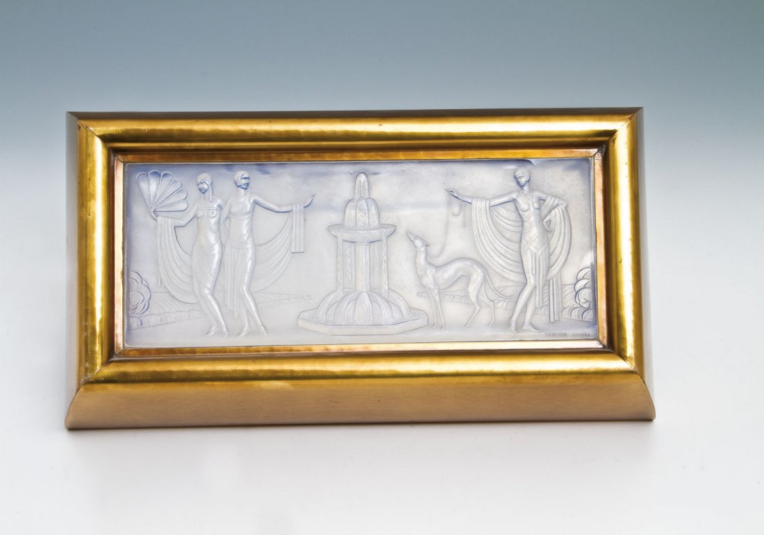 Wandleuchte: Wandleuchte Frankreich, Glas Sabino, um 1920 Rechteck Korpus aus Messingblech mit Hammerschlagdekor. Frontal opalisierende Glasplatte mit reliefierten Darstellungen von drei Damen und einem Windhund m