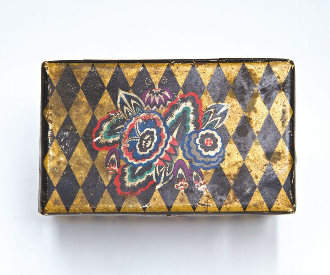Keksdose mit floralem Muster: Keksdose mit floralem Muster Emanuel Josef Margold (Entwurf), um 1915 Kubischer Blech-Korpus allseitig bedruckt mit Rautenmuster in Gold und Schwarz. Auf dem Scharnierdeckel, der Front und der Rückse
