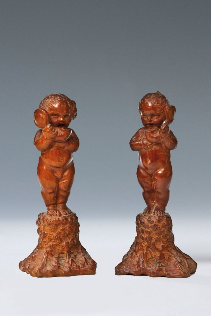 Franz Zelezny: Franz Zelezny Österreich, 1866 - 1932 Er & Sie. Holz, geschnitzt und lasiert. Auf den naturalistisch gestalteten Plinthen bez. H. jeweils 20 cm Franz Zelezny Österreich, 1866 - 1932 Er & Sie. Holz,