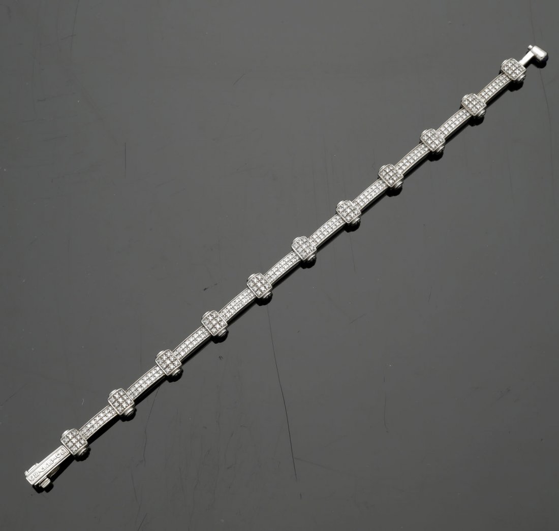 Charriol-Armband mit Brillanten: Charriol-Armband mit Brillanten Weißgold 750 ca. 25 g. Alternierend zylinder- und stabförmige Elemente, rundum ausgefasst mit 239 Brillanten in Vierkornfassung, zus. ca. 2,3 ct. Kastenschloss mit ''