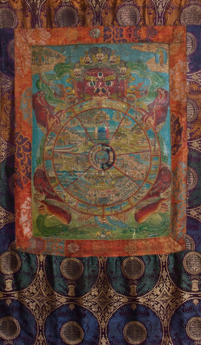 Thangka mit dem Rad des Werdens: Thangka mit dem Rad des Werdens Tibet, um 1900 Tempera auf Baumwollgewebe. Der Dämon des Todes Mara hält das Werdensrand in seinen Krallen. Im Zentrum des Rades sind Hahn, Schlange und Schwein darge