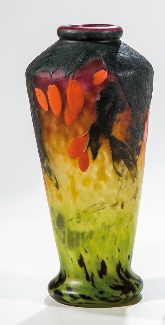 Vase mit Corneliuskirsche: Vase mit Corneliuskirsche Daum Frères, Nancy, um 1910 Farbloses Glas, mit ein- und aufgeschmolzenem Pulver in Orangerot, Gelb, Grün und Braun. Umlaufend hochgeätzter, in flacher Reliefgravur übera