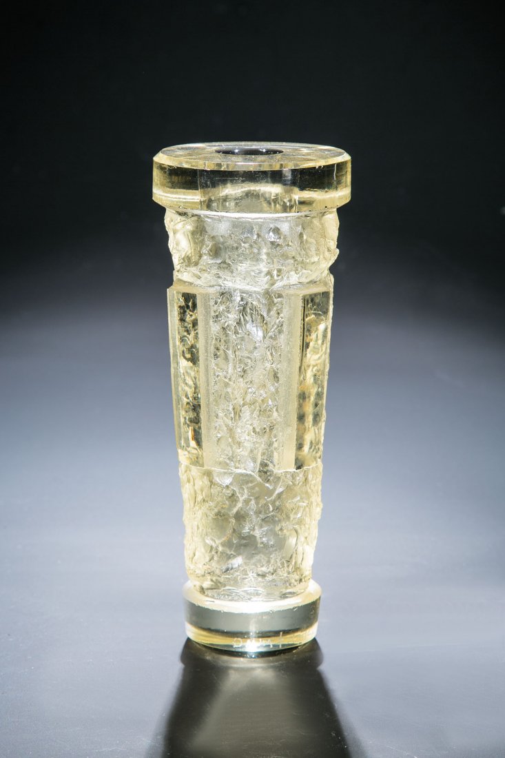 Vase: Vase Daum Frères, Nancy, um 1930 Gelbstichiges Glas, formgeblasen. Umlaufend auf tiefausgeätztem, eisglasartigem Grund vier vertikal angeordnete Rechtecke. Am Stand bez.: DAUM NANCY mit Lothringer K